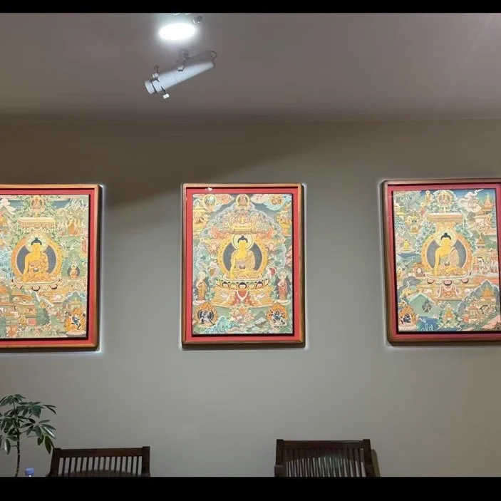唐卡有著精湛的技藝和獨特的風格，其細緻的繪畫和豐富的色彩，能讓人感受到藝術的魅力，傳遞美的力量